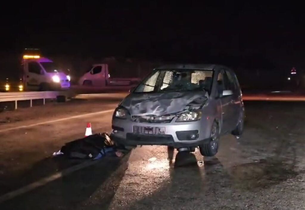 Kozan Adana yolu trafik kazası 1 kişi hayatını kaybetti Adana - Kozan Karayolunda Meydana Gelen Kazada Bir Kişi Öldü, 3 Kişi Yaralandı Kaza dün akşam Kozan Adana kara yolu Kılıçlı mevkiinde meydana geldi. Kazada 55 yaşındaki Cevriye Yıldırım hayatını kaybetti. 3 kişi yaralandı. Edinilen bilgiye göre; saat 22.30 sularında Sarıçam ilçesi Adana-Kozan Karayolu üzerinde sürücüsünün ismi öğrenilemeyen 01 EG 056 plakalı otomobil yağmurlu hava nedeniyle kayganlaşan yolda kontrolden çıkıp yolun sağındaki çelik bariyerlere çarptı. Kazayı fark edip, duran Mehmet Yıldırım idaresindeki 01 AUH 515 plakalı motosiklete arkadan gelen M.K. yönetimindeki 01 VK 404 plakalı otomobil çarptı. İhbar üzerine kaza yerine sağlık ve jandarma ekipleri sevk edildi. Sağlık ekibinin yaptığı kontrolde motosiklette yolcu konumunda bulunan Cevriye Yıldırım'ın hayatını kaybettiği belirlendi. Kazada yaralanan aralarında motosiklet sürücüsünün de bulunduğu 3 kişi, ambulanslarla kentteki hastanelere kaldırıldı. Tedaviye alınan yaralılardan motosiklet sürücüsü Yıldırım'ın hayati tehlikesinin bulunduğu öğrenildi.