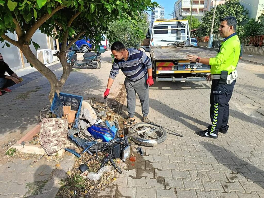 Kozanda Trafik kazasında motosiklet sürücüsü hafif yaralandı 
Kaza Tufanpaşa Mahallesi Feza Sokak ile Gamze Sokak javşağında meydana geldi. Saimbeyli Caddesinden gelip Gamze sokak istikametine seyir halinde olan 01 ABZ 635 plakalı otomobil Feza Sokak üzerinde seyir halinde olan 55 AEN 314 plakalı otomobil çarpıştı.  Çarpışmanın etkisiyle  55 AEN 314 plakalı otomobil motosiklete çarptı. Çarpmanın anından hemen önce motosiklet sürücüsü kazayı farkederek motosikletten atladı. Kazada motosiklet sürücüsü hafif yaralanırken polis kaza ile ilgili çalışma başlattı.