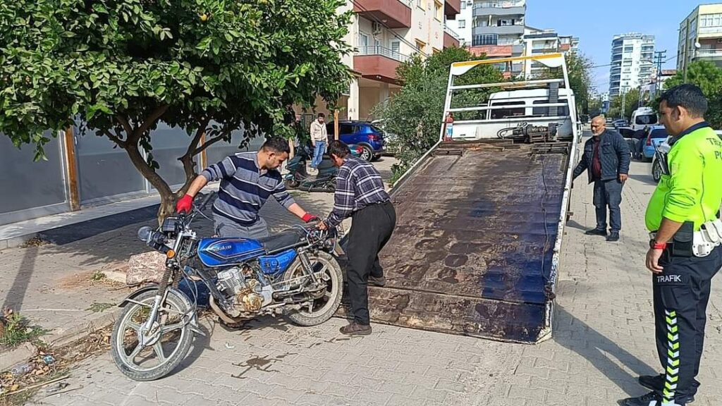 Kozanda Trafik kazasında motosiklet sürücüsü hafif yaralandı 
Kaza Tufanpaşa Mahallesi Feza Sokak ile Gamze Sokak javşağında meydana geldi. Saimbeyli Caddesinden gelip Gamze sokak istikametine seyir halinde olan 01 ABZ 635 plakalı otomobil Feza Sokak üzerinde seyir halinde olan 55 AEN 314 plakalı otomobil çarpıştı.  Çarpışmanın etkisiyle  55 AEN 314 plakalı otomobil motosiklete çarptı. Çarpmanın anından hemen önce motosiklet sürücüsü kazayı farkederek motosikletten atladı. Kazada motosiklet sürücüsü hafif yaralanırken polis kaza ile ilgili çalışma başlattı.