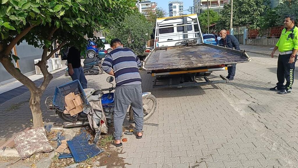 Kozanda Trafik kazasında motosiklet sürücüsü hafif yaralandı 
Kaza Tufanpaşa Mahallesi Feza Sokak ile Gamze Sokak javşağında meydana geldi. Saimbeyli Caddesinden gelip Gamze sokak istikametine seyir halinde olan 01 ABZ 635 plakalı otomobil Feza Sokak üzerinde seyir halinde olan 55 AEN 314 plakalı otomobil çarpıştı.  Çarpışmanın etkisiyle  55 AEN 314 plakalı otomobil motosiklete çarptı. Çarpmanın anından hemen önce motosiklet sürücüsü kazayı farkederek motosikletten atladı. Kazada motosiklet sürücüsü hafif yaralanırken polis kaza ile ilgili çalışma başlattı.