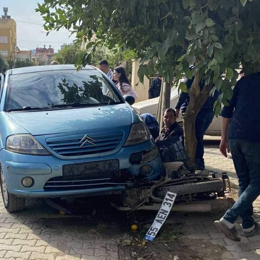 Kozanda Trafik kazasında motosiklet sürücüsü hafif yaralandı Kaza Tufanpaşa Mahallesi Feza Sokak ile Gamze Sokak javşağında meydana geldi. Saimbeyli Caddesinden gelip Gamze sokak istikametine seyir halinde olan 01 ABZ 635 plakalı otomobil Feza Sokak üzerinde seyir halinde olan 55 AEN 314 plakalı otomobil çarpıştı. Çarpışmanın etkisiyle 55 AEN 314 plakalı otomobil motosiklete çarptı. Çarpmanın anından hemen önce motosiklet sürücüsü kazayı farkederek motosikletten atladı. Kazada motosiklet sürücüsü hafif yaralanırken polis kaza ile ilgili çalışma başlattı.