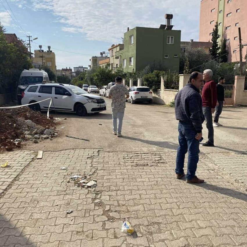 Kozanda Trafik kazasında motosiklet sürücüsü hafif yaralandı Kaza Tufanpaşa Mahallesi Feza Sokak ile Gamze Sokak javşağında meydana geldi. Saimbeyli Caddesinden gelip Gamze sokak istikametine seyir halinde olan 01 ABZ 635 plakalı otomobil Feza Sokak üzerinde seyir halinde olan 55 AEN 314 plakalı otomobil çarpıştı. Çarpışmanın etkisiyle 55 AEN 314 plakalı otomobil motosiklete çarptı. Çarpmanın anından hemen önce motosiklet sürücüsü kazayı farkederek motosikletten atladı. Kazada motosiklet sürücüsü hafif yaralanırken polis kaza ile ilgili çalışma başlattı.