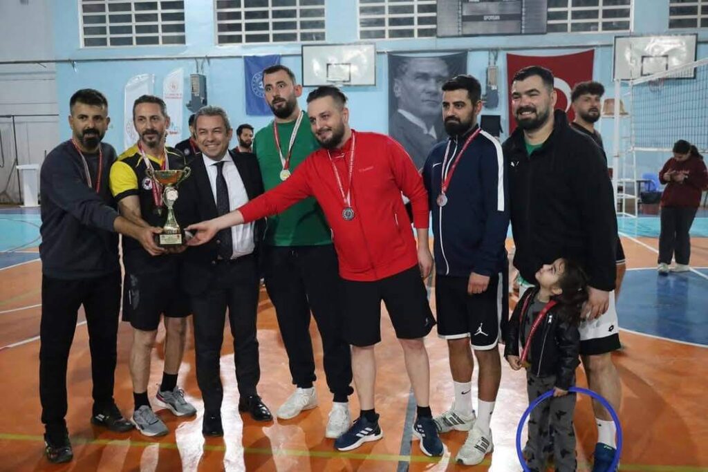 ÖĞRETMENLER GÜNÜNE ÖZEL VOLEYBOL TURNUVASININ ŞAMPİYONU BELLİ OLDU