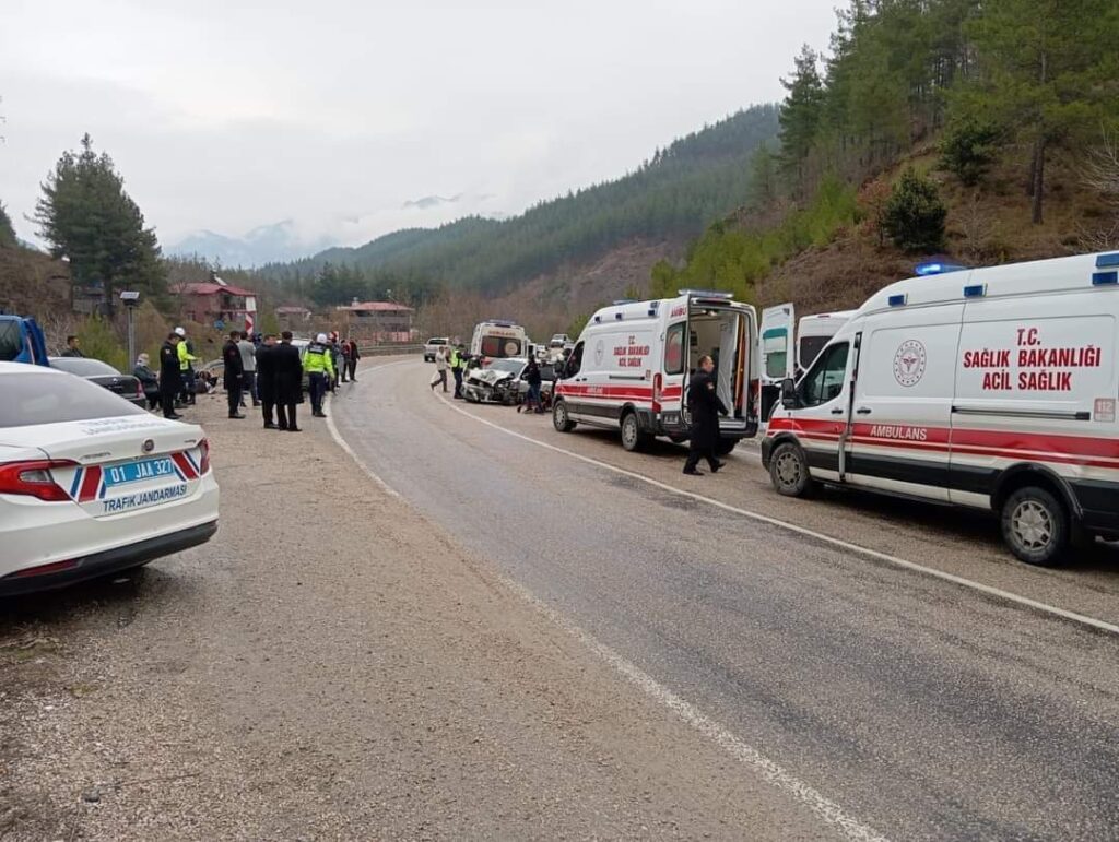 Adananın kozan ilçesinde şehit cenazesi konvoyunda trafik kazasında 6 kişi yaralandı. Kaza Kozan Feke karayolu Çulluuşağı mevkiinde meydana geldi. Cenaze konvoyunda olan Ertuğrul Özata yönetimindeki 01 SE 010 plakalı otomobil karşı yönden gelen Gelen Naci Karatop yönetimindeki 01 D 6771 plakalı kamyonetle kafa kafaya çarpıştı. Çarpışmanın etkisiyle araç sürücüleri ile birlikte Seyhan Karatop, Duran Kavukluca şehidin halası Hamide Özata, Esra Özata yaralandı. Yaralılara ilk müdahale sağlık ekipleri tarafından yapılırken yaralılar ambulanslarla Kozan Devlet Hastanesi'ne kaldırılırarak tedavi altına alındı.