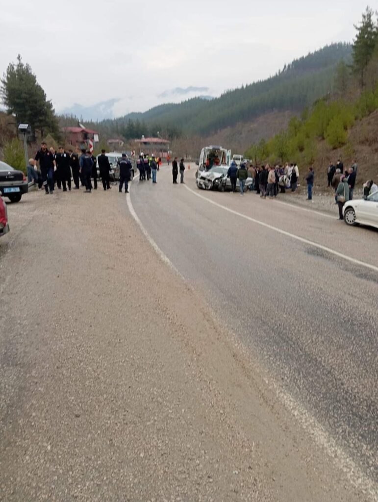 Adananın kozan ilçesinde şehit cenazesi konvoyunda trafik kazasında 6 kişi yaralandı. Kaza Kozan Feke karayolu Çulluuşağı mevkiinde meydana geldi. Cenaze konvoyunda olan Ertuğrul Özata yönetimindeki 01 SE 010 plakalı otomobil karşı yönden gelen Gelen Naci Karatop yönetimindeki 01 D 6771 plakalı kamyonetle kafa kafaya çarpıştı. Çarpışmanın etkisiyle araç sürücüleri ile birlikte Seyhan Karatop, Duran Kavukluca şehidin halası Hamide Özata, Esra Özata yaralandı. Yaralılara ilk müdahale sağlık ekipleri tarafından yapılırken yaralılar ambulanslarla Kozan Devlet Hastanesi'ne kaldırılırarak tedavi altına alındı.