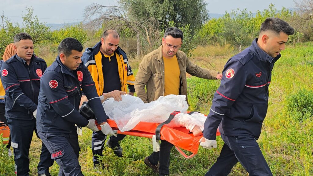 BAHÇEDE ÇALIŞAN VATANDAŞ ÇAPA MAKİNESİNE AYAĞINI KAPTIRDI Adana’nın Kozan ilçesinde meydana gelen olayda bahçesinde çapa makinası ile bahçesinde ağaç dibi kazan Ali Ak (71) isimli vatandaş çapa makinasına ayağını kaptırarak yaralandı. Olay Merkez Bağlar mahallesinde meydana geldi. İddiaya göre kendisine ait bahçede ağaç dibi kazan Ali Ak isimli vatandaş çapa makinesine ayağını kaptırması sonucunda yaralandı. Haber verilmesi üzerine olay yerine Sağlık, Cankur, AKOM ve polis ekipleri sevk edildi. Cankur ve AKOM ekipleri tarafından sıkışan ayak çıkarıldı. Sağlık ekiplerince yapılan ilk müdahalenin ardından yaralı ambulansla Kozan Devlet Hastanesi’ne kaldırılırarak tedavi altına alındı. Yaralının hayati tehlikesinin bulunmadığı öğrenilirken polis olayla ilgili inceleme başlattı.