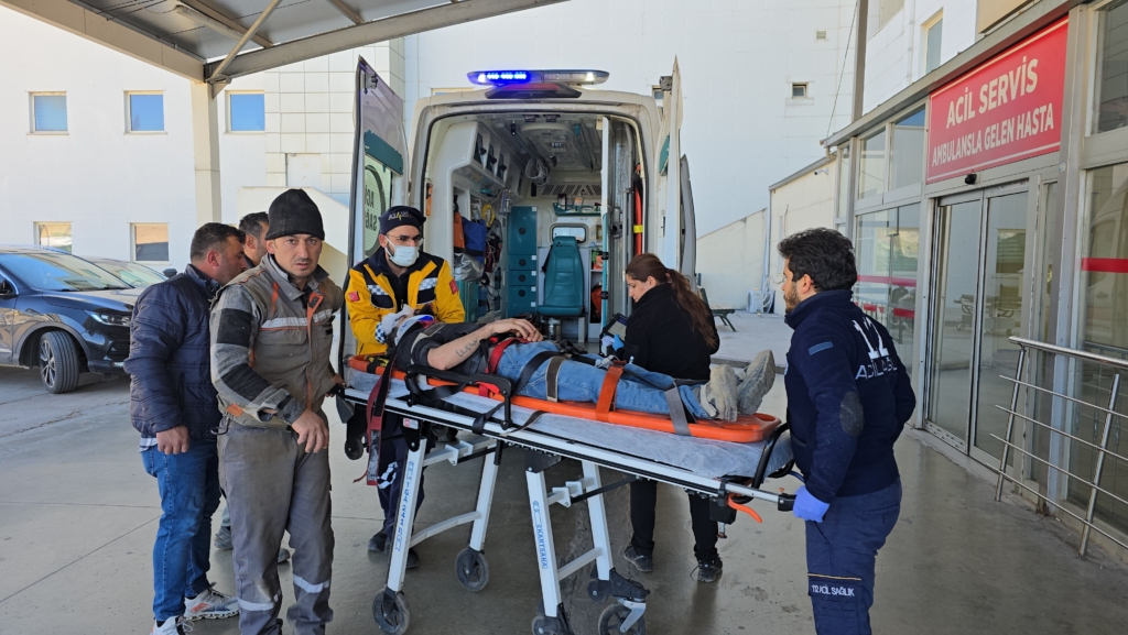 Kozan’da İnşaattan Kafasına Tahta Parçası Düşen İşçi Yaralandı Adana’nın Kozan ilçesi Çanaklı mahallesinde yapımı devam eden TOKİ inşaatında meydana gelen olayda kafasına tahta parçası düşen işçi yaralandı. Olay Çanaklı Mahallesi TOKİ inşaatında 10.45 saatlerinde meydana geldi. İddiaya göre inşaatta çalışan İlhan İ. (36) inşaattan düşen tahta parçası düşmesi sonucu yaralandı. Haber verilmesi üzerine olay yerine Sağlık ve Polis ekipleri sevk edildi. Yaralıya ilk müdahale sağlık ekipleri tarafından yapılırken yaralı ambulansla Kozan Devlet Hastanesi’ne kaldırılırarak tedavi altına alındı. Polis olayla ilgili inceleme başlattı.