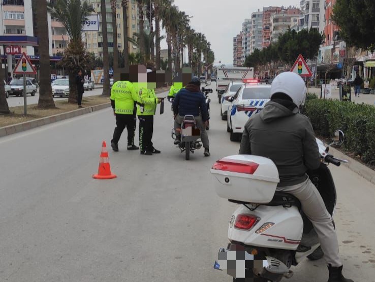 *KOZAN İLÇE EMNİYET MÜDÜRLÜĞÜ*
*Haftalık Basın Duyurusu*

24 Şubat 2025-03 Mart 2025 tarihleri arasında ilçemizde yapılan çalışmalarda;

Hafta boyunca Kozan'a Güven Uygulamaları kapsamında yapılan;

Şok Uygulamalarda, 37 noktada toplam 320 emniyet personeli ile denetimler gerçekleştirilmiştir.

◾️3 adet ruhsatsız tabanca  ve 8 adet fişek ele geçirilmiştir.

◾2 araca modifiyeden işlem yapılmıştır. 46 motosiklet sürücüsüne çeşitli maddelerden idari para cezası uygulanmıştır.

◾15 araç, 6 motosiklet trafikten men edilmiştir.

◾️14,11 gram ve 36 adet muhtelif uyuşturucu uyarıcı maddesi ve uyuşturucu madde ticaretinden elde edildiği değerlendirilen 11.685 TL ele geçirilmiştir.

◾Uyusturucu Satıcısı 4 şahıs,

◾Kasten Öldürme suçundan 4 şahıs,

◾Kasten Yaralama suçundan  2 şahıs,

◾Görevi Yaptırmamak İçin Direnme ve 6136 SKM suçundan 2 şahıs,

◾Bilişim Sistemleri Banka veya Kredi Kurumlarının Araç Olarak Kullanılması Suretiyle Dolandırıcılık suçundan 8 yıl 4 ay kesinleşmiş hapis cezası bulunan 1 şahıs,

◾Bilisim Sistemleri Banka veya Kredi Kurumlarının Araç Olarak Kullanılması Suretiyle Dolandırıcılık suçundan 3 yıl 4 ay  kesinleşmiş cezası bulunan 1 şahıs yapılan çalışmalar sonucu yakalanarak sevk edildikleri adli mercilerce tutuklanmıştır.

Bilginize sunarız.