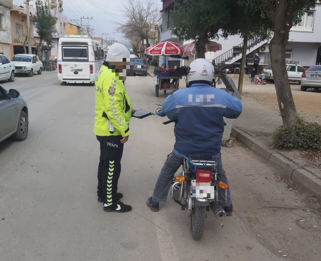 *KOZAN İLÇE EMNİYET MÜDÜRLÜĞÜ* *Haftalık Basın Duyurusu* 24 Şubat 2025-03 Mart 2025 tarihleri arasında ilçemizde yapılan çalışmalarda; Hafta boyunca Kozan'a Güven Uygulamaları kapsamında yapılan; Şok Uygulamalarda, 37 noktada toplam 320 emniyet personeli ile denetimler gerçekleştirilmiştir. ◾️3 adet ruhsatsız tabanca ve 8 adet fişek ele geçirilmiştir. ◾2 araca modifiyeden işlem yapılmıştır. 46 motosiklet sürücüsüne çeşitli maddelerden idari para cezası uygulanmıştır. ◾15 araç, 6 motosiklet trafikten men edilmiştir. ◾️14,11 gram ve 36 adet muhtelif uyuşturucu uyarıcı maddesi ve uyuşturucu madde ticaretinden elde edildiği değerlendirilen 11.685 TL ele geçirilmiştir. ◾Uyusturucu Satıcısı 4 şahıs, ◾Kasten Öldürme suçundan 4 şahıs, ◾Kasten Yaralama suçundan 2 şahıs, ◾Görevi Yaptırmamak İçin Direnme ve 6136 SKM suçundan 2 şahıs, ◾Bilişim Sistemleri Banka veya Kredi Kurumlarının Araç Olarak Kullanılması Suretiyle Dolandırıcılık suçundan 8 yıl 4 ay kesinleşmiş hapis cezası bulunan 1 şahıs, ◾Bilisim Sistemleri Banka veya Kredi Kurumlarının Araç Olarak Kullanılması Suretiyle Dolandırıcılık suçundan 3 yıl 4 ay kesinleşmiş cezası bulunan 1 şahıs yapılan çalışmalar sonucu yakalanarak sevk edildikleri adli mercilerce tutuklanmıştır. Bilginize sunarız.