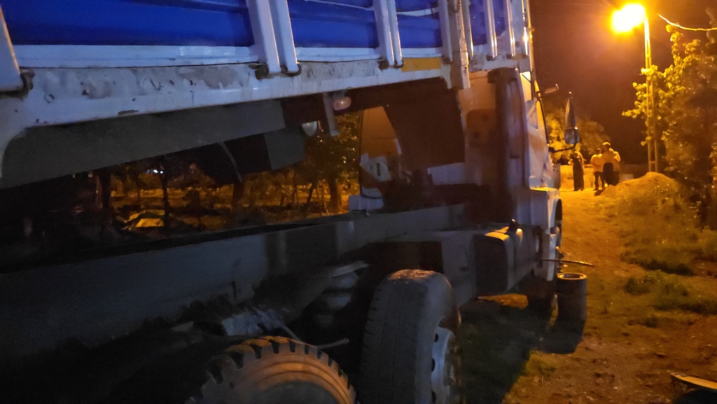 Kozan’da Kamyon Tamiri Sırasında Talihsiz Kaza: Vatandaş Yaralandı