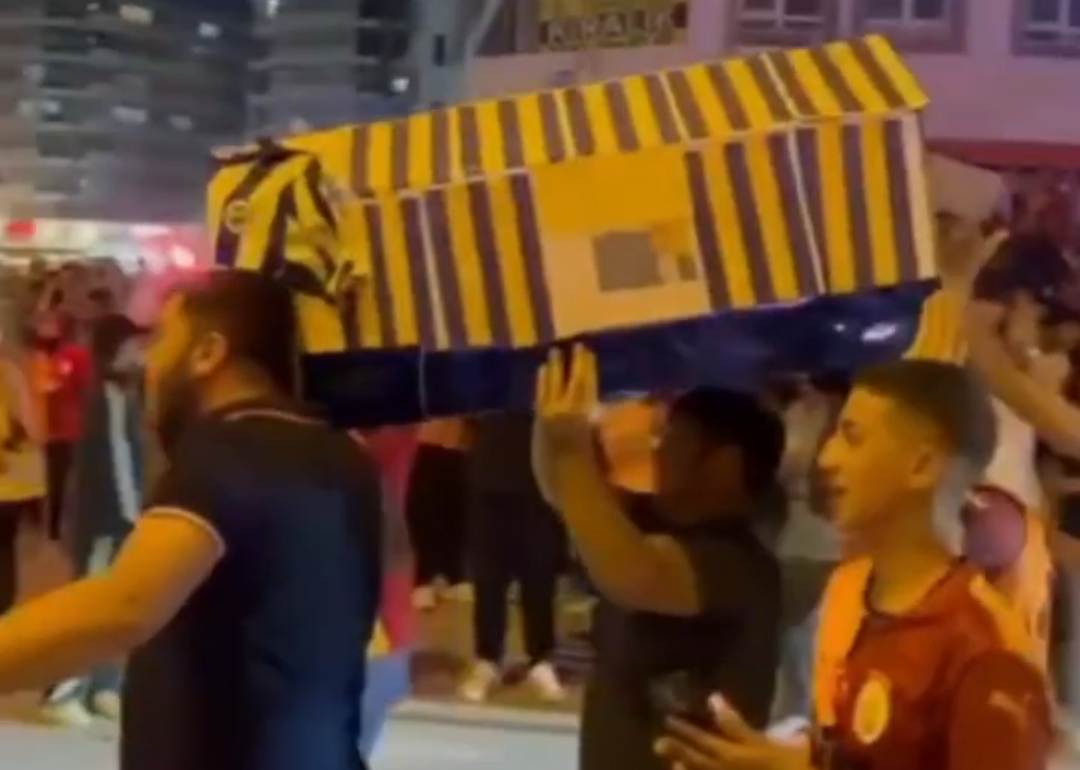 Kozanda Şampiyonluk Coşkusu Galatasaraylı Taraftarlardan Fenerbahçe’ye Tabutlu Gönderme