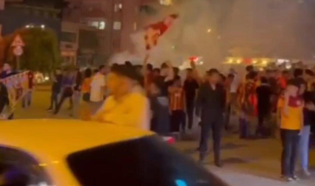 Kozanda Şampiyonluk Coşkusu Galatasaraylı Taraftarlardan Fenerbahçe’ye Tabutlu Gönderme