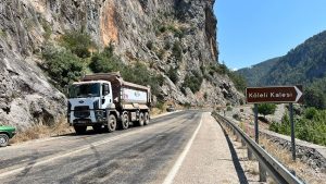 Feke'de Yağlı Yolda Kaza: 1 Kişi Yaralandı