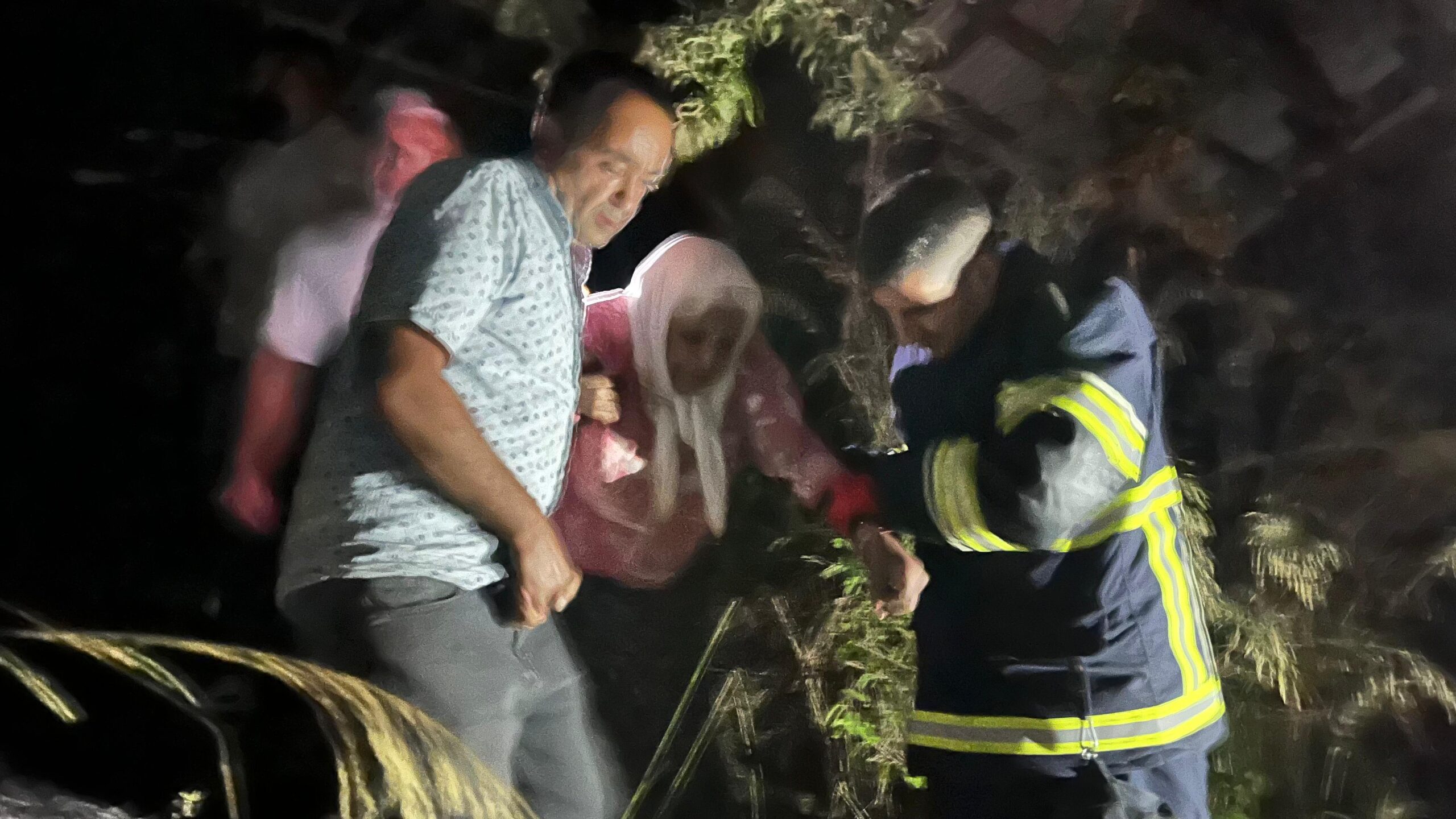Feke’de Ev Yangını: 1 Kişi Dumandan Etkilendi
