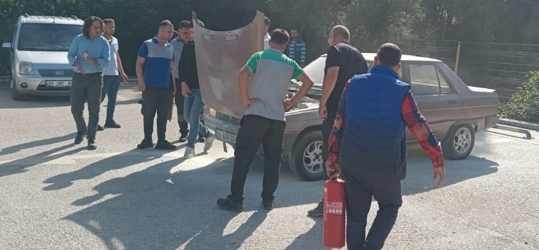 KOZAN’DA TÜV İSTASYONUNDA ARAÇ YANGINI PANİĞİ
