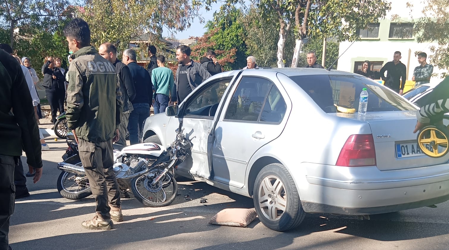 KOZAN’DA MOTOSİKLET – OTOMOBİL ÇARPIŞMASI: 2 YARALI