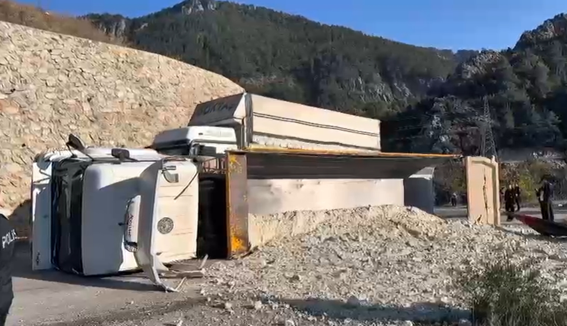 FEKE’DE KAMYON DEVRİLDİ: 1 YARALI