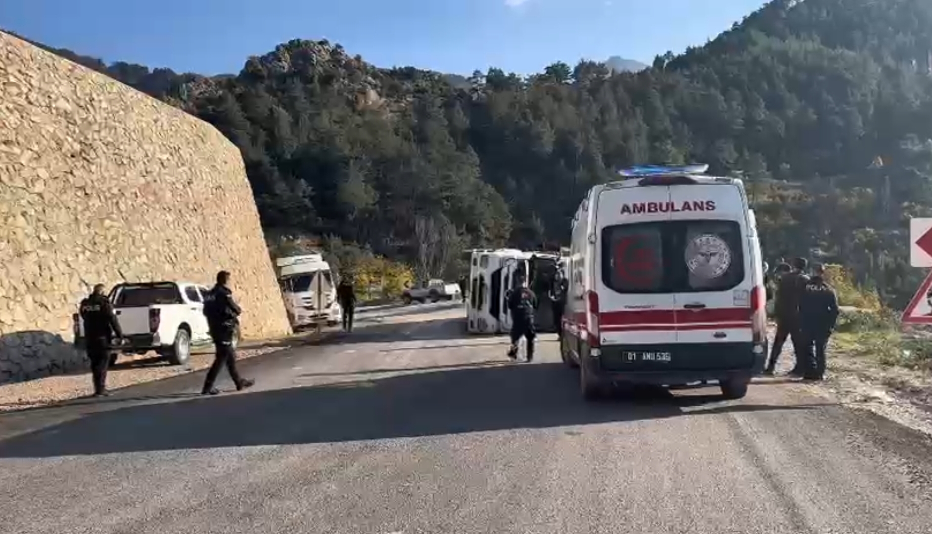 FEKE’DE KAMYON DEVRİLDİ: 1 YARALI