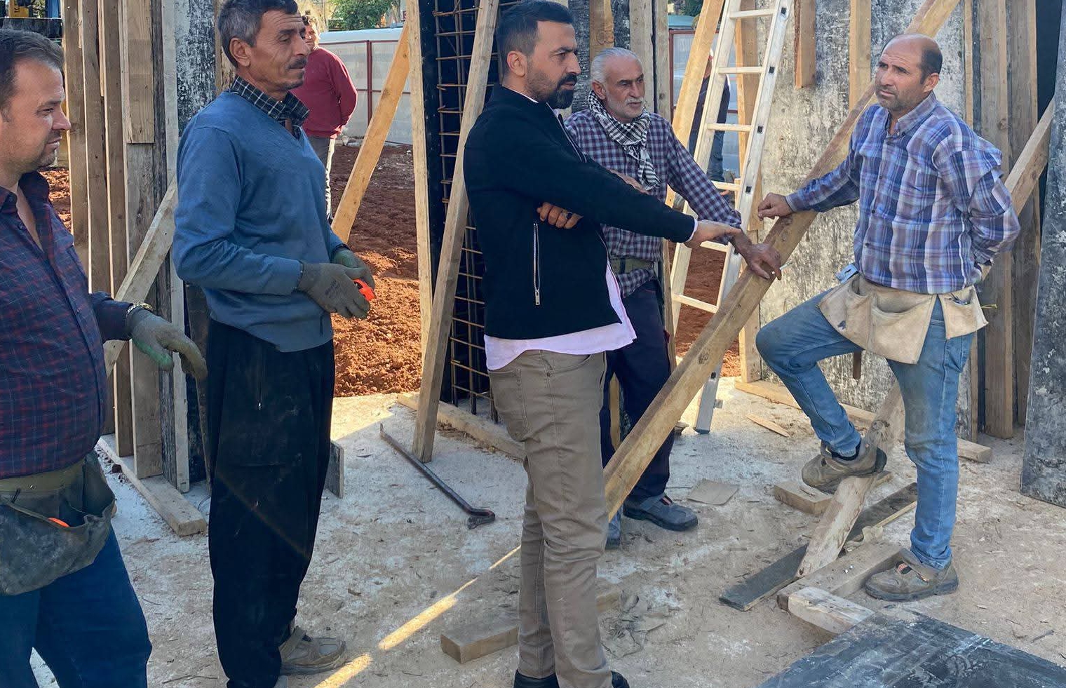 KOZAN’DA ADNAN MENDERES PARKI YENİLENİYOR ŞEHİTLİK KÖŞESİ VE YEŞİL ALANLARDA HUMMALI ÇALIŞMA