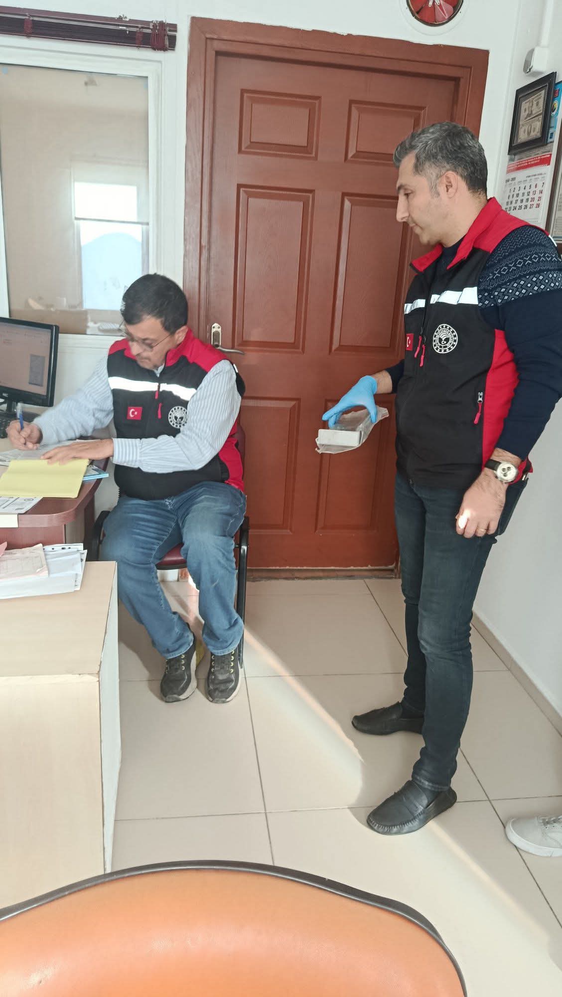 Kozan İlçe Tarım ve Orman Müdürlüğü ekipleri, ilçede su ürünleri satışı yapılan işletmelere yönelik denetimlerini aralıksız sürdürüyor. İlçe Müdürü Mutlu Karataş koordinesinde su ürünleri mühendisleri tarafından gerçekleştirilen denetimlerde, hem halk sağlığı hem de sürdürülebilir balıkçılık açısından önemli kontroller yapıldı. Denetimlerde; ◾ Ürünlerin menşei ve kayıt belgeleri, ◾ Av yasakları ve boy limitlerine uyulup uyulmadığı, ◾ Tazelik, hijyen ve uygun saklama koşulları, ◾ Soğuk zincir uygulamalarının durumu, ◾ Fiyat etiketi düzeni ve bilgilendirmeler, ◾ Kaçak veya yasadışı avcılıktan elde edilen ürün bulunup bulunmadığı titizlikle incelendi. Yetkililer, tüketicilerin güvenilir ve sağlıklı su ürünlerine ulaşabilmesi için denetimlerin düzenli olarak devam edeceğini vurguladı. #KozanİlçeTarım #AdanaİlTarım #AtillaBayazıt #MutluKarataş