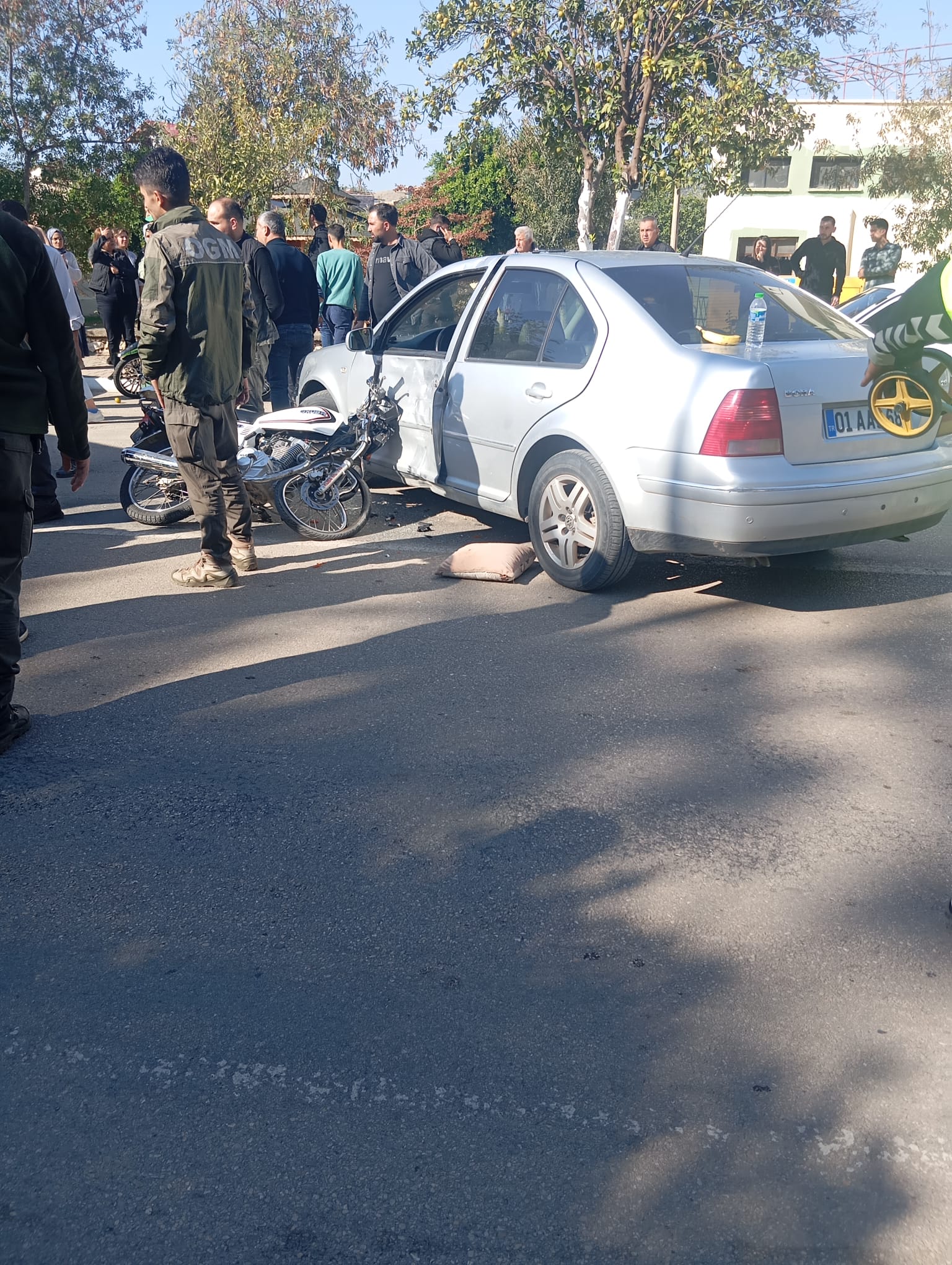 KOZAN’DA MOTOSİKLET – OTOMOBİL ÇARPIŞMASI: 2 YARALI