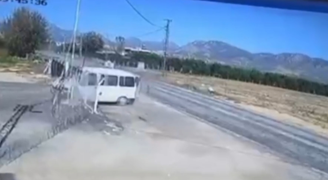 KOZAN’DA MİNİBÜS DEVRİLDİ: SÜRÜCÜ AĞIR YARALANDI