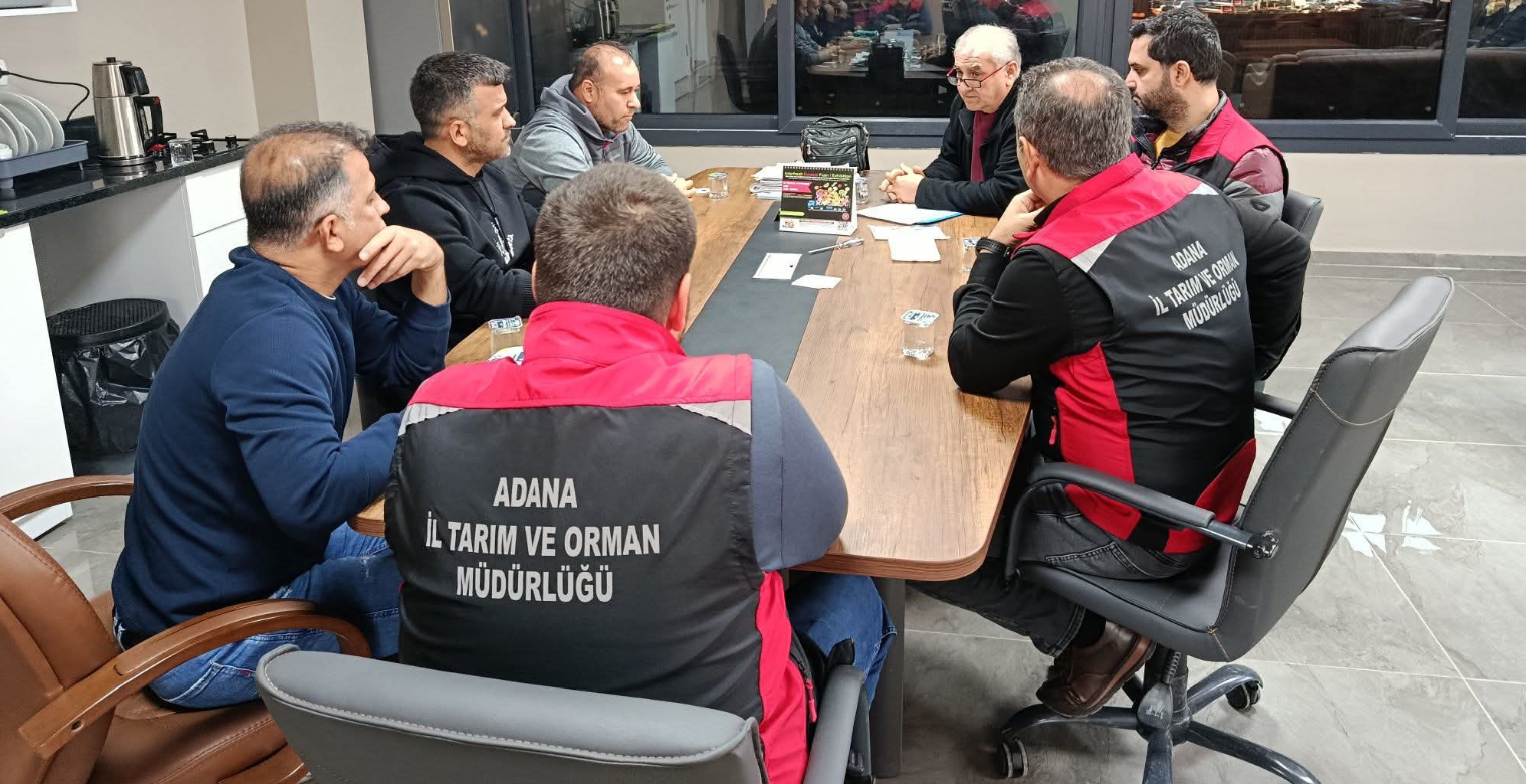 KOZAN’DA TRABZON HURMASINDA HASTALIK VE KALİTE YÖNETİMİ İÇİN ÖNEMLİ ZİYARET