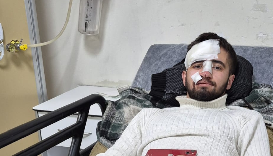 FEKE’DE GAZETECİ KAZA GEÇİRDİ – DURUMU İYİ