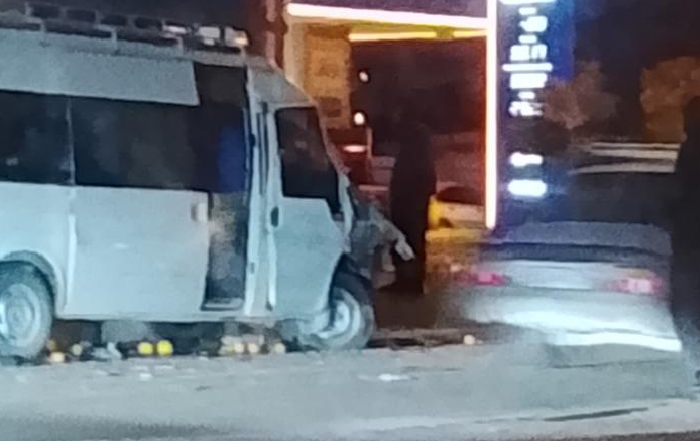KOZAN’DA TARIM İŞÇİLERİNİ TAŞIYAN MİNİBÜS İLE TIR KAZA YAPTI: 2 YARALI