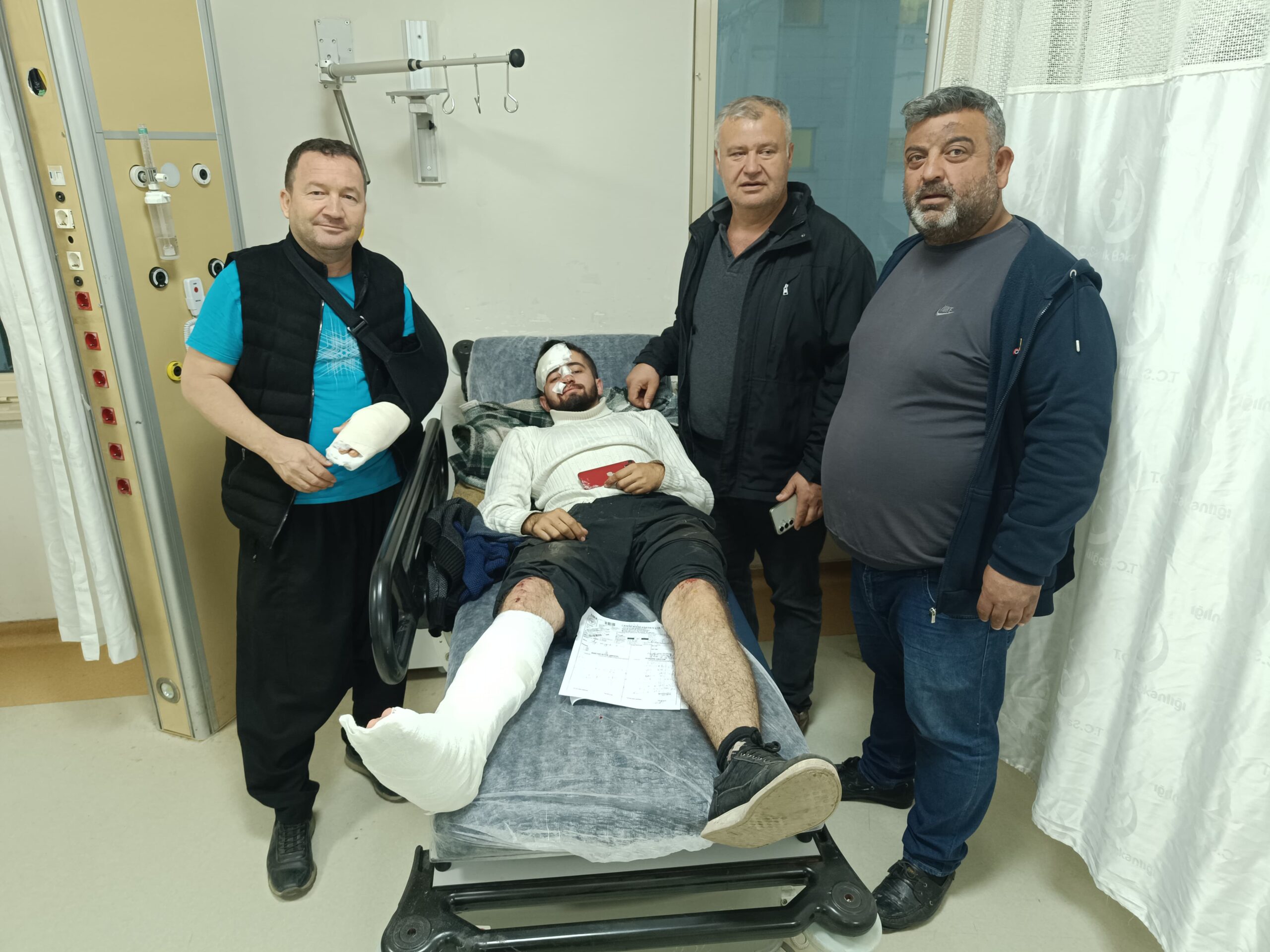 FEKE’DE GAZETECİ KAZA GEÇİRDİ – DURUMU İYİ