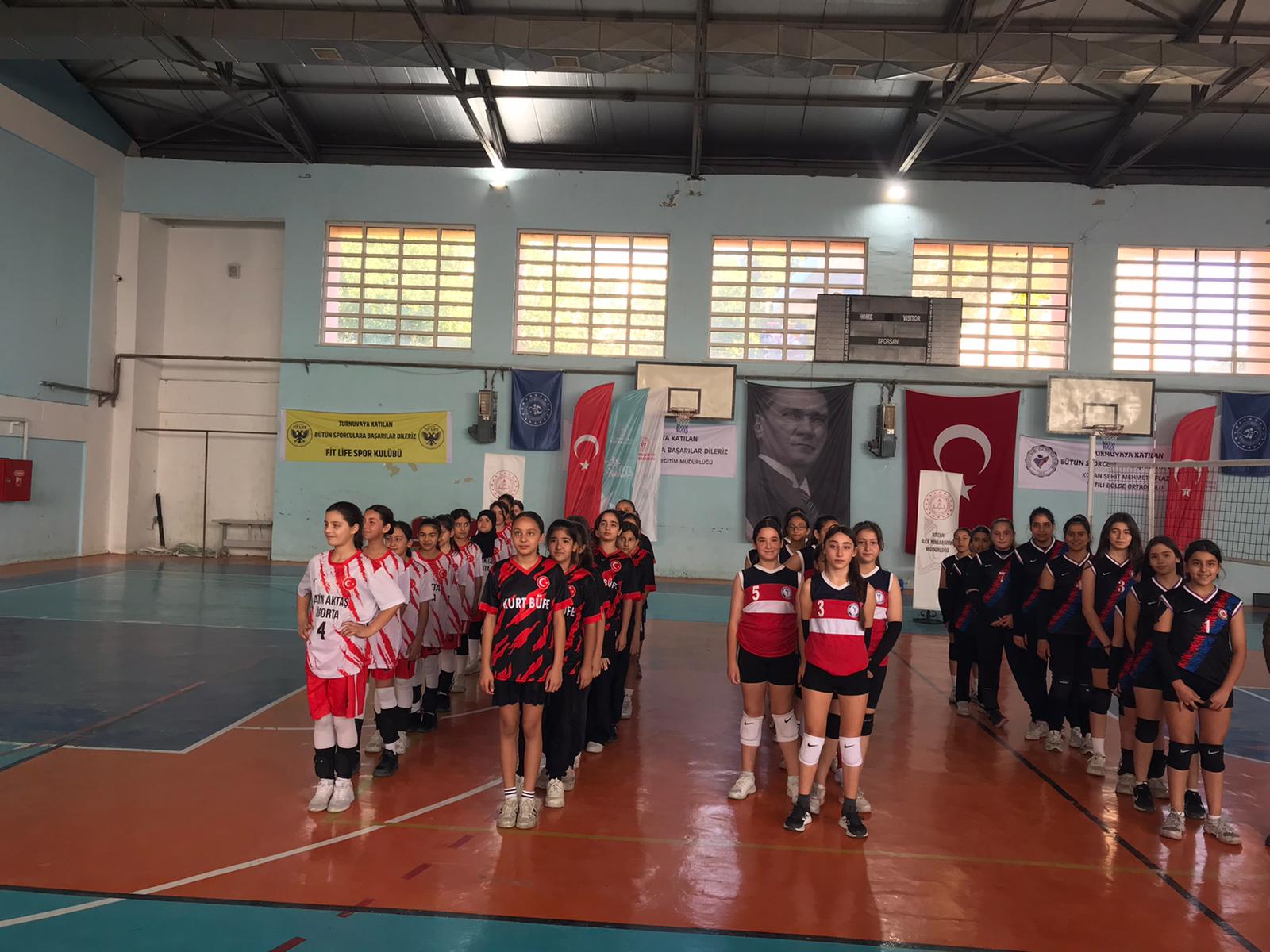 Kozan’da Küçük Kızlar Voleybol Müsabakaları Tamamlandı Kozan’da düzenlenen Küçük Kızlar Voleybol Müsabakaları, büyük bir heyecanla sona erdi. İlçede 9 okuldan 80 küçük voleybolcunun bir hafta boyunca kıyasıya mücadele ettiği turnuva, Şehit Mehmet Oflaz Yatılı Bölge Ortaokulu ev sahipliğinde gerçekleştirildi. Turnuvanın final maçında Lütfiye Ali Şadi Çelik Ortaokulu ile İsmet İnönü Ortaokulu karşı karşıya geldi. Büyük çekişmeye sahne olan final müsabakası, sporcu öğrencilerin azmi ve centilmence mücadelesiyle izleyenlerden tam not aldı. Müsabakaları yerinde takip eden İlçe Milli Eğitim Şube Müdürü Sn. Osman Bayer ile İlçe Kredi Yurtlar Müdürü Sn. Hidayet Akçalı, okul idarecileriyle birlikte final karşılaşmasının ardından düzenlenen ödül töreninde dereceye giren okullara kupalarını ve ödüllerini takdim etti. Turnuva sonunda dereceye giren okullar şu şekilde sıralandı: 🥇 Lütfiye Ali Şadi Çelik Ortaokulu 🥈 İsmet İnönü Ortaokulu 🥉 Şehit Öğretmen Lütfi Ölmez Ortaokulu 🥉 Akdam Ortaokulu İlçe Milli Eğitim Müdürlüğü ile İlçe Gençlik ve Spor Müdürlüğü iş birliğinde organize edilen turnuvada mücadele eden tüm öğrencilere spor hayatlarında başarılar dilendi. @tcmeb @adanavaliligi @mnurettin56 @celikozgur01