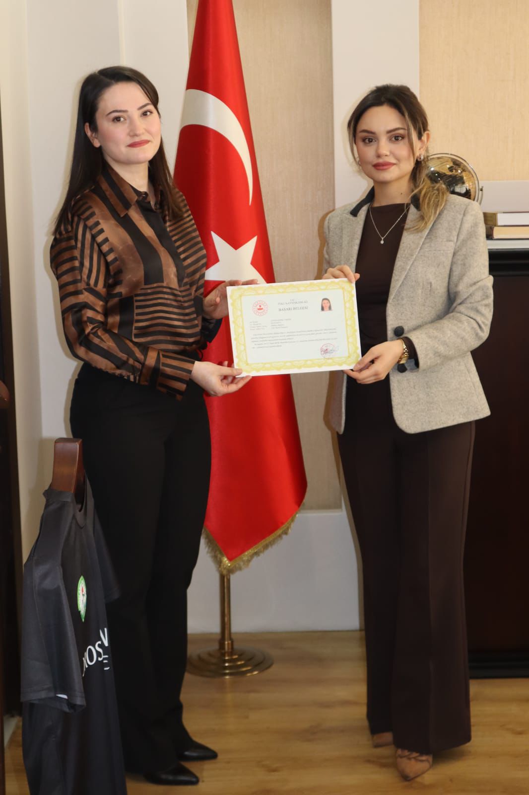 FEKE’DE BAŞARILI DOKTORA ANLAMLI ÖDÜL