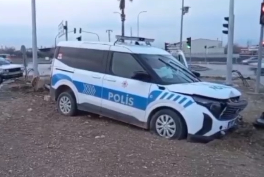 Uygulama Noktasından Kaçan Otomobil Polis Aracıyla Çarpıştı: 3 Polis Yaralı