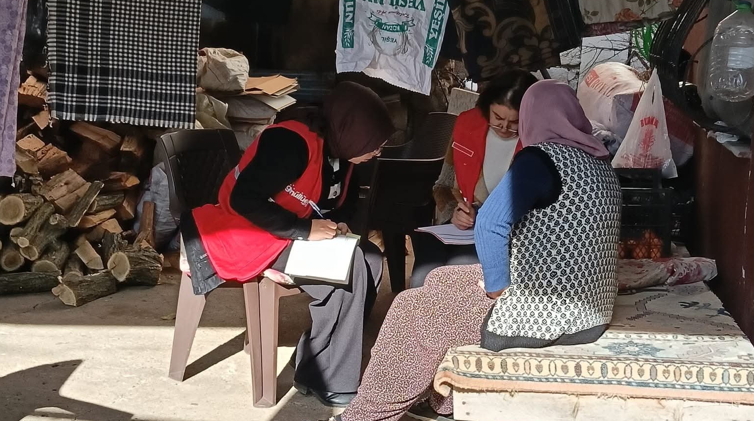 TÜRK KIZILAY KOZAN ŞUBESİNDEN KIŞ GÜNLERİNDE GÖNÜLLERİ ISITAN YARDIM
