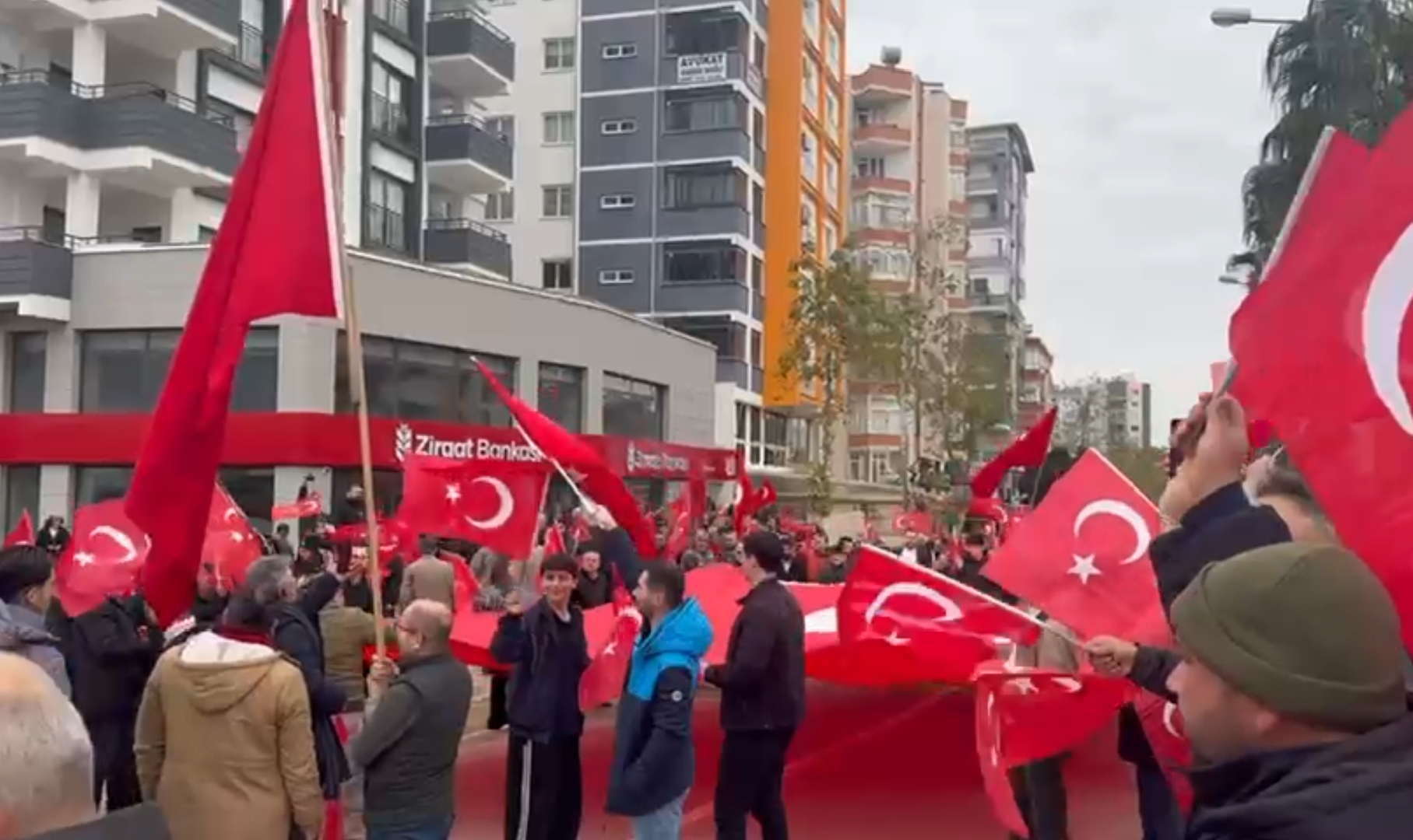 KOZAN’DAN BAYRAĞA UZANAN ELLERE TEK YÜREK TEPKİ