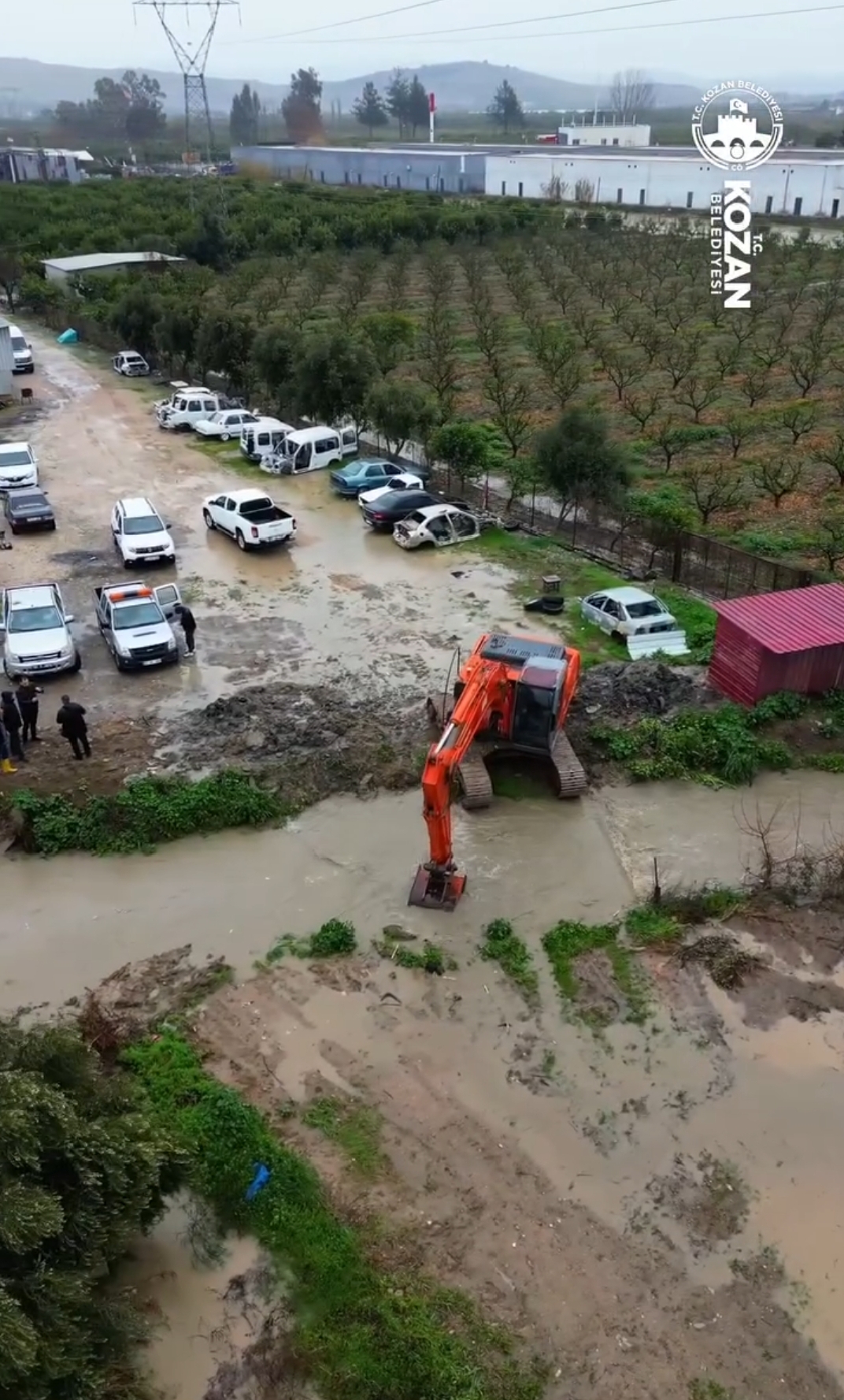 🌧️ GEÇMİŞ OLSUN KOZAN Kozan Belediye Başkanı Mustafa Atlı, ilçede aralıksız devam eden yoğun yağışların ardından yaşanan taşkınlar ve yol hasarlarına ilişkin açıklamada bulundu. Başkan Atlı, etkili olan sağanak yağışların Kozan’ın farklı noktalarında dere taşkınlarına ve bazı yollarda bozulmalara neden olduğunu belirterek, belediye ekiplerinin sahada kesintisiz çalışma yürüttüğünü ifade etti. Açıklamasında kurum ayrımı gözetmediklerini vurgulayan Atlı, “Büyükşehir, ASKİ veya DSİ’nin görev alanı olup olmadığına bakmaksızın bugün birlik günü. Çünkü biz Kozanız. Tüm ekiplerimizle sahada vatandaşımızın yanındayız” dedi. Yağışların risk oluşturmaya devam ettiğini hatırlatan Başkan Atlı, vatandaşlara dikkatli olmaları çağrısında bulunarak özellikle dere yatakları, su geçiş noktaları ve hasar gören yollar konusunda tedbirli olunmasını istedi. Belediye ekiplerinin su tahliye çalışmaları, yol açma ve riskli bölgelerde güvenlik önlemlerini sürdürdüğü öğrenilirken, ilçede olumsuzluklara karşı müdahalenin aralıksız devam ettiği bildirildi. Başkan Mustafa Atlı, açıklamasının sonunda tüm Kozanlılara “geçmiş olsun” dileklerini iletti.