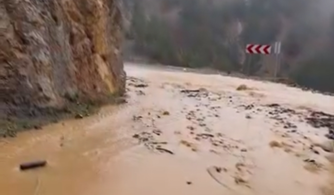 ADANA’DA SEL VE HEYELAN: YOLLAR KAPATILDI, ULAŞIM AKSADI