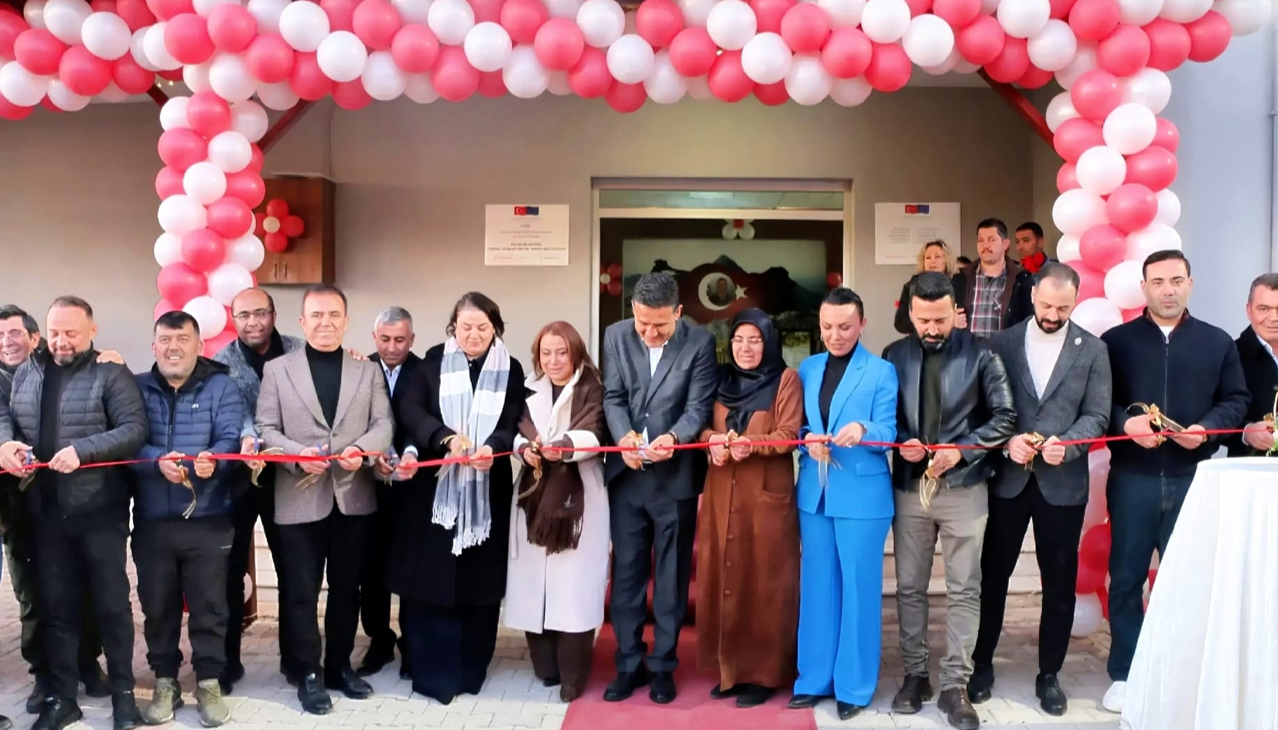 Adana’nın Kozan ilçesinde 8 Mart Dünya Kadınlar Günü kapsamında kadınların üretime katılımını destekleyen önemli bir proje hayata geçirildi. Kozan Belediyesi ile Kozan Girişimci Kadınlar Tarımsal Kalkınma Kooperatifi arasında imzalanan iş birliği protokolü ile kadınların üreteceği yöresel ürünlerden elde edilen gelir, öğrencilere burs olarak verilecek. Kozan Belediyesi tarafından Ağlıboğaz Mahallesi’nde kurulan Yöresel Ürünler ve Paketleme Tesisi düzenlenen törenle hizmete açıldı. Açılışı yapılan tesiste kadınlar tarafından bölgeye özgü birçok ürün üretilecek. Tesiste nar suyu, zeytinyağı, harnup pekmezi, turunç reçeli ve Kozan’a özgü diğer yöresel lezzetlerin üretimi ve paketlemesi yapılacak. Proje kapsamında yalnızca gıda üretimi değil, kadınların farklı alanlarda üretim yapabilmesi için dikiş ve nakış çalışmaları için de ayrı bir üretim alanı oluşturuldu. Böylece kadınların ekonomik hayata daha aktif katılması hedefleniyor. Kozan Belediye Başkanı Mustafa Atlı, kadınların üretimde yer almasının hem ekonomik hem de sosyal açıdan büyük önem taşıdığını vurgulayarak tesisin işletme modelinin kooperatifle birlikte planlandığını söyledi. Atlı, seçim sürecinde üretimi artırma hedefi koyduklarını belirterek şu ifadeleri kullandı: “Seçim sürecinde çıtayı yükseltmemiz gerektiğini söylemiştik. Uluslararası platformlarda yer almalıyız dedik. 21 yürekli kadın bir araya gelerek kooperatif kurdu ve ‘hazırız’ dedi. Çukurova Kalkınma Ajansı aracılığıyla temin ettiğimiz tesis ile kooperatifin talebi örtüştü. Buradan elde edilen gelirle Nihat Atlı Eğitim Tesisleri’nde eğitim görüp üniversite kazanan çocuklarımıza burs vereceğiz.” Kozan Belediye Başkan Yardımcısı Alev Ataş ise kurulan kooperatifin ilçedeki diğer kadınlara da örnek olacağını ifade ederek kadınların üretim gücünün bu tür projelerle daha da büyüyeceğini söyledi. Program kapsamında ayrıca 8 Mart Dünya Kadınlar Günü dolayısıyla düzenlenen iftar programında kadınlar, protokol üyeleri ve vatandaşlar bir araya geldi. İftar programında kadın emeğinin ve üretimin önemine vurgu yapılırken, birlik ve dayanışma mesajları verildi. Hayata geçirilen proje ile Kozanlı kadınların üretime katılması sağlanırken, elde edilen gelirle öğrencilerin eğitimine destek olunması hedefleniyor. Böylece hem kadınların ekonomik gücü artacak hem de eğitim gören gençlere burs imkânı sağlanacak.