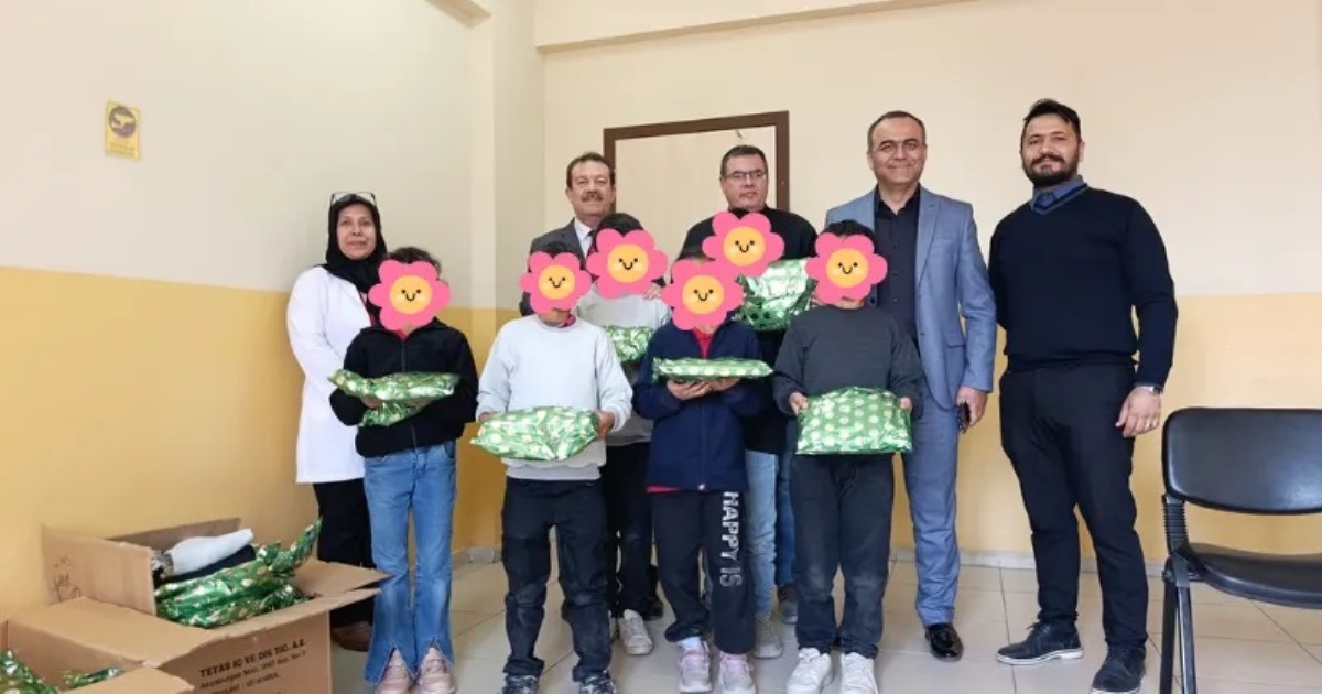 KOZAN’DA ANLAMLI DAYANIŞMA: BAKANLIKTAN GELEN KUMAŞLAR BAYRAM HEDİYESİNE DÖNÜŞTÜ