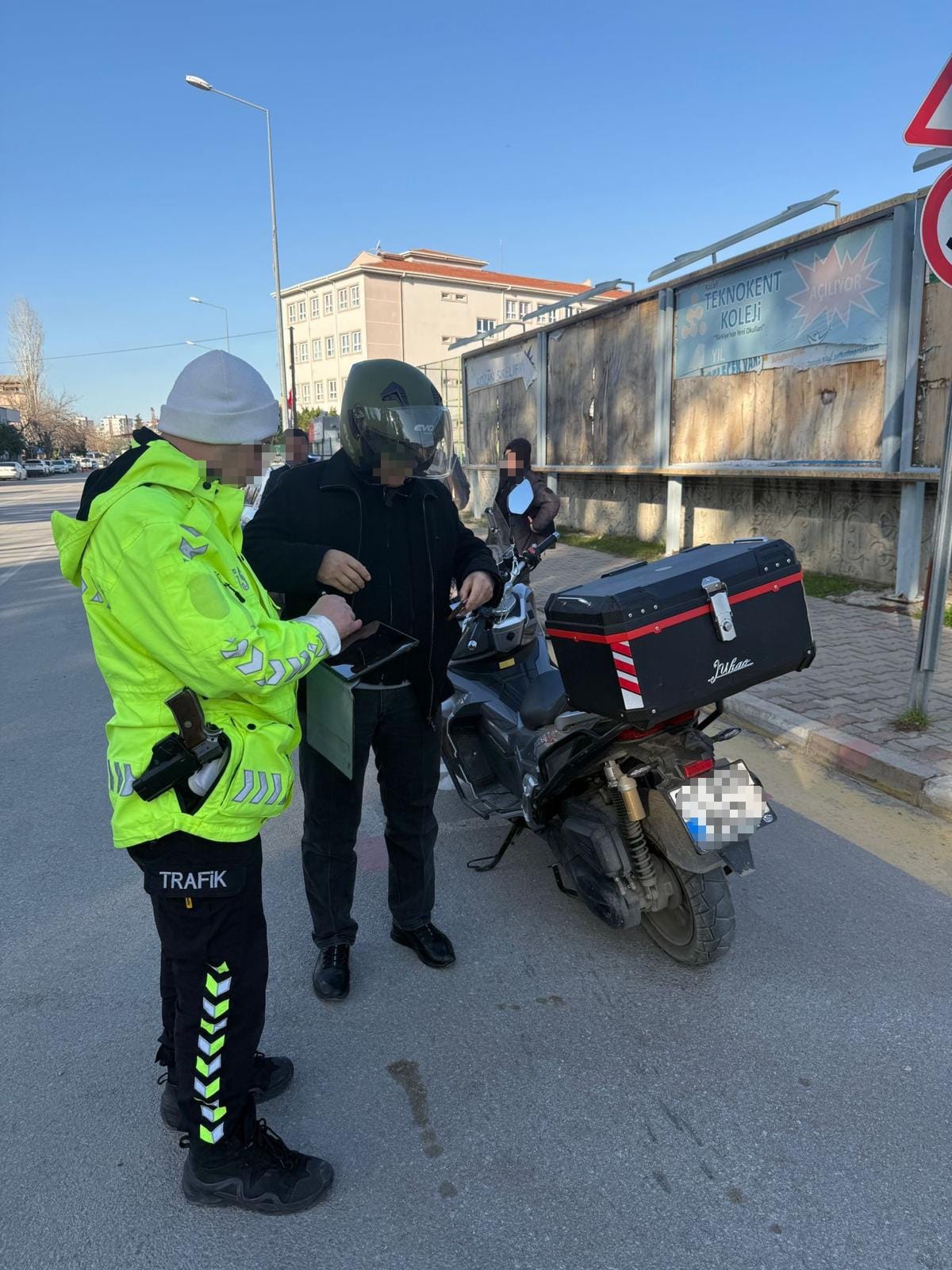 KOZAN’DA POLİSTEN YOĞUN DENETİM: ARANAN ŞAHISLAR YAKALANDI, UYUŞTURUCU ELE GEÇİRİLDİ