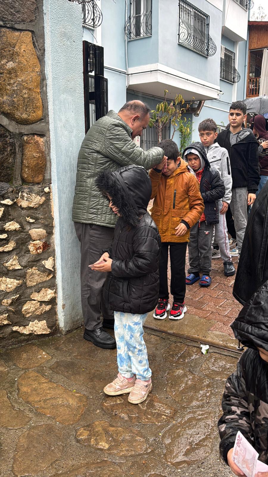 Yağmur Altında Bayram Sevinci: Baysal Ailesi 21 Yıldır Çocukların Yüzünü Güldürüyor