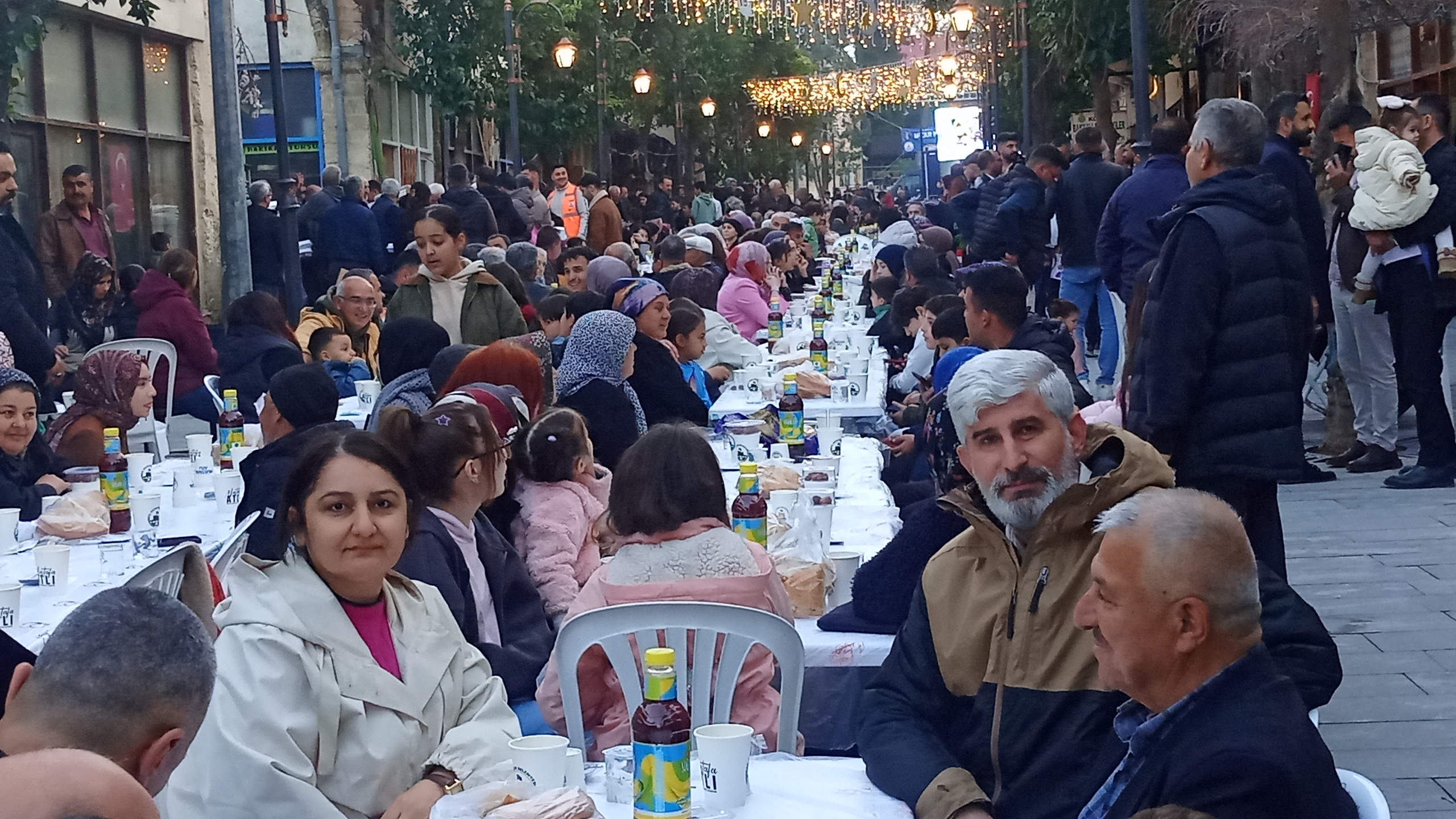 Mustafa Atlı Öncülüğünde Ramazan Şenliği Coşkusu Kozan Belediyesi Tarihi Yukarı Çarşı’da Gönülleri Buluşturdu