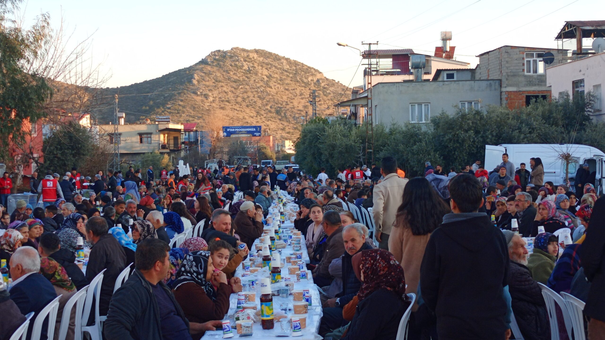 KOZAN’DA RAMAZAN BEREKETİ: BELEDİYE VE KIZILAY’DAN GÖNÜLLERİ BULUŞTURAN İFTAR