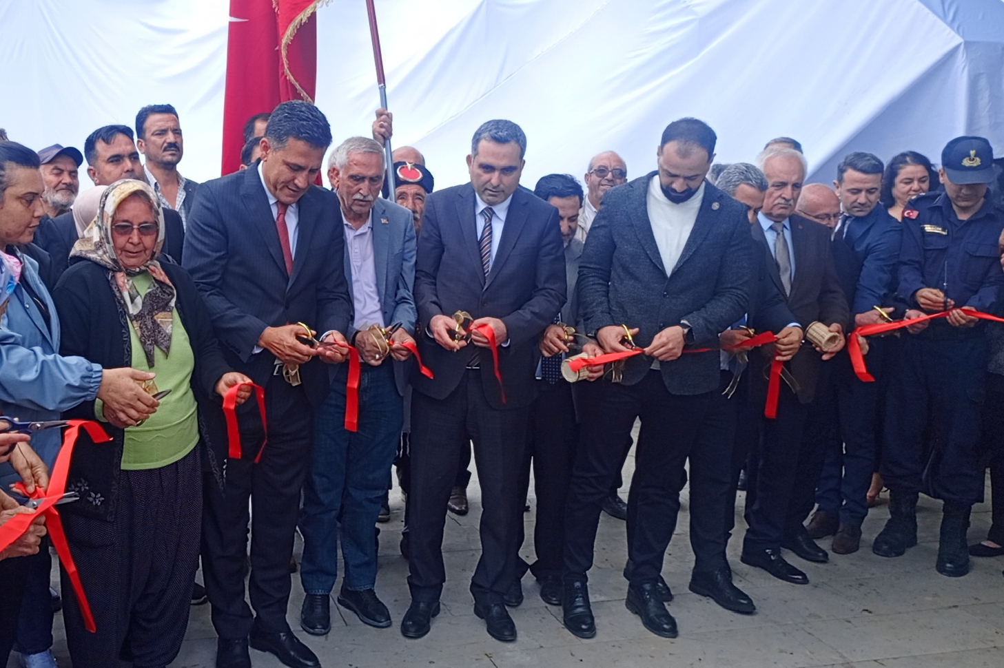 KOZAN’DA VEFA ANITI AÇILDI: ŞEHİTLERİN İSİMLERİ ŞEHRİN KALBİNDE YAŞAYACAK