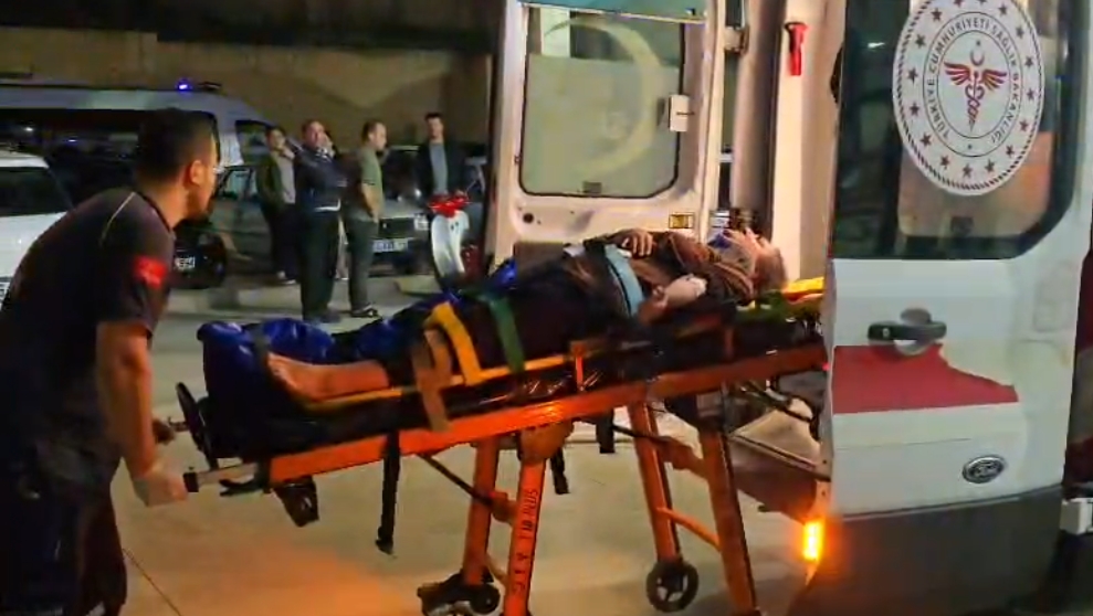 Kozan’da Feci Kaza: 1 Ölü, 4 Yaralı Adana’nın Kozan ilçesinde akşam saatlerinde meydana gelen trafik kazasında 1 kişi hayatını kaybederken, 4 kişi yaralandı. Kaza, saat 22.00 sıralarında Varsaklar Mahallesi Güneri Caddesi üzerinde gerçekleşti. İddiaya göre, sürücüsünün kimliği henüz öğrenilemeyen 01 BFL 527 plakalı otomobil, yol kenarında park halinde bulunan T.A.’ya ait 01 AVJ 096 plakalı araca ve ardından Yakup Ağca yönetimindeki 01 BBM 259 plakalı otomobile çarptı. Çarpmanın etkisiyle araçlarda bulunan Gülseren Ağca (64), T.A. (39), Y.A. (63), M.A. (71) ve T.A. (31) yaralandı. İhbar üzerine olay yerine sağlık ve polis ekipleri sevk edildi. Yaralılara ilk müdahale olay yerinde yapılırken, ambulanslarla Kozan Devlet Hastanesi’ne kaldırılarak tedavi altına alındı. Durumu ağır olan Gülseren Ağca (64), hastanede doktorların tüm müdahalelerine rağmen kurtarılamayarak hayatını kaybetti. Hastaneye akın eden yakınları acı haberle fenalık geçirdi. Polis ekipleri kazayla ilgili inceleme başlattı.