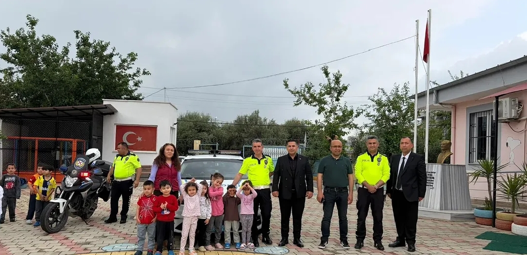 Kozan’da Minik Ellerden Emniyet Teşkilatı’na Sıcak Kutlama