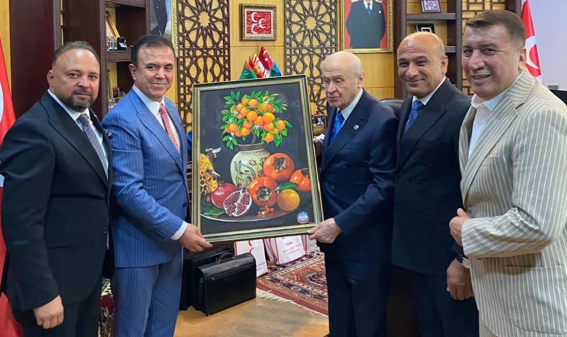 Kozan’ın Geleceği Masaya Yatırıldı: Kandemir’den İl Statüsü ve Demiryolu Açıklaması Kozan Ticaret Odası Başkanı Mustafa Kandemir, Devlet Bahçeli ile gerçekleştirdikleri görüşmede, Kozan’ın il olma süreci ve demiryolu projesine ilişkin önemli değerlendirmelerde bulunduklarını açıkladı. Mustafa Kandemir, ziyareti Mevlüt Gönen, Savaş Ağca ve Yücel Yılmaz ile birlikte gerçekleştirdiklerini belirterek, Kozan’ın değerlerini temsil eden coğrafi işaretli Tapan Bıçağı ile Mezla balı ve bu ürünlerin işlendiği özel bir yağlı boya tabloyu Devlet Bahçeli’ye hediye ettiklerini söyledi. Görüşmede, Kozan’ın il olması yönünde hazırlanan kapsamlı dosyanın Bahçeli’ye sunulduğunu ifade eden Kandemir, MHP Genel Başkanı’nın yeni kurulacak iller arasında Kozan’ın yer alması konusunda vatandaşların endişe etmemesi gerektiğini dile getirdiğini aktardı. Kandemir, “19 ilçe içerisinde il olacak yerler arasında Kozan’ın da bulunduğu yönündeki ifadeler, bizler için önemli bir destek ve moral kaynağı olmuştur.” dedi. Toplantıda, uzun yıllardır gündemde olan ancak yapımına başlanmayan demiryolu projesi de ele alındı. Mustafa Kandemir, Devlet Bahçeli’nin projenin hayata geçirilmesi adına gerekli girişimlerde bulunacağını ifade ettiğini ve bu konuda destek sözü aldıklarını belirtti. Ziyaretin oldukça verimli geçtiğini kaydeden Kandemir, Devlet Bahçeli’ye Kozan’a gösterdiği ilgi ve misafirperverliği dolayısıyla teşekkür ederek, il olma süreci ve demiryolu projesi açısından umut verici bir görüşme gerçekleştirdiklerini söyledi.