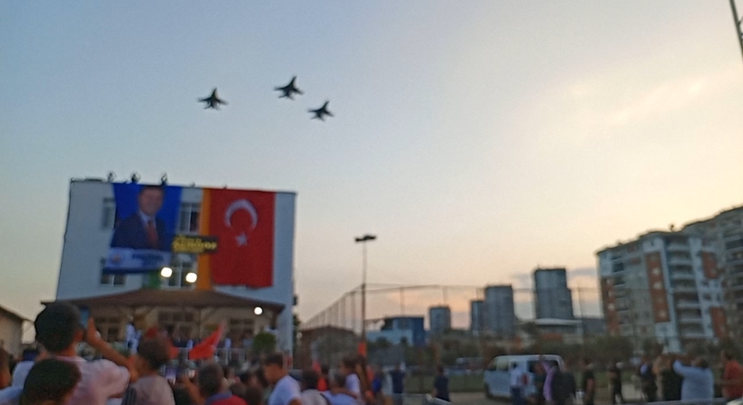 KOZAN’DA KURTULUŞ COŞKUSU ZİRVEYE ULAŞTI: SEMİCENK KONSERİNE ON BİNLER AKIN ETTİ