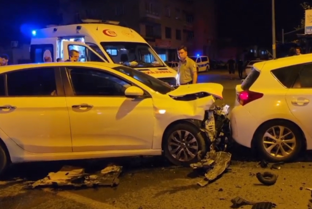 Kozan’da İki Otomobil Kavşakta Çarpıştı: 1 Yaralı