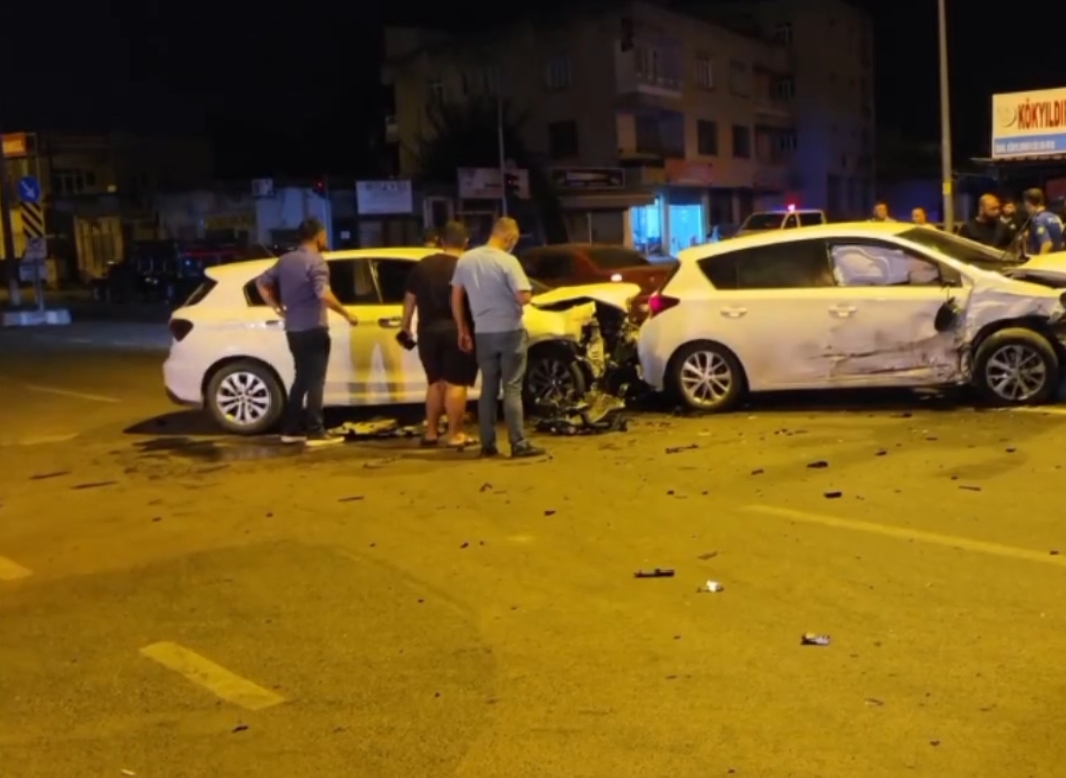 Kozan’da İki Otomobil Kavşakta Çarpıştı: 1 Yaralı